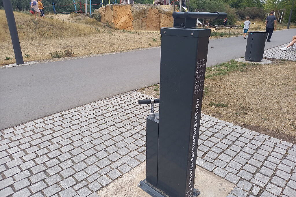Öffentlich zugängliche Luftpumpe am Gera-Radweg.