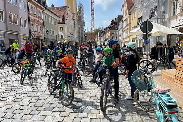 Kinder auf dem Rad in der Innestadt