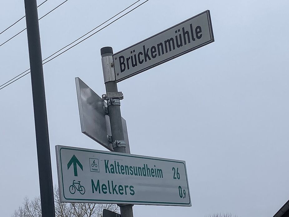 Wegweiser an der Brückenmühle ohne `Herpftal-Radweg` Wegweiser an der Gaststätte Brückenmühle leider ohne Hinweis auf den Herpftall-Radweg