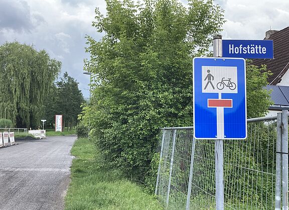 Sackgassenschild, frei für Fußgänger und Radfahrer