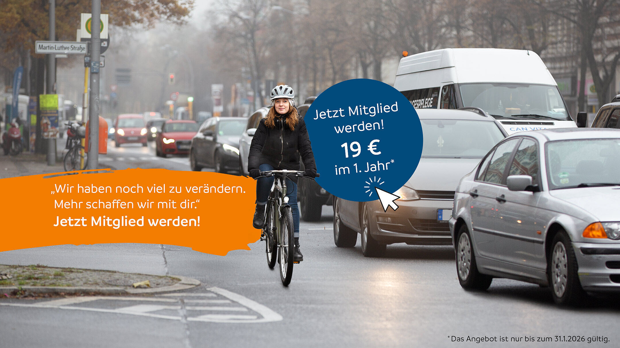 Radfahrerin im Winter im Autoverkehr