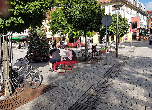 Fahrräder an Baumschutzgittern abgestellt