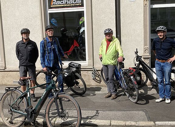 Mitglieder des Fahrradbeirates vor dem Fahrradladen
