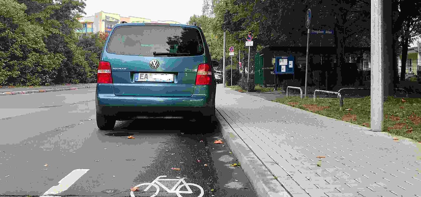 Der Radschutzstreifen endet kurz vor einem parkenden Auto.
