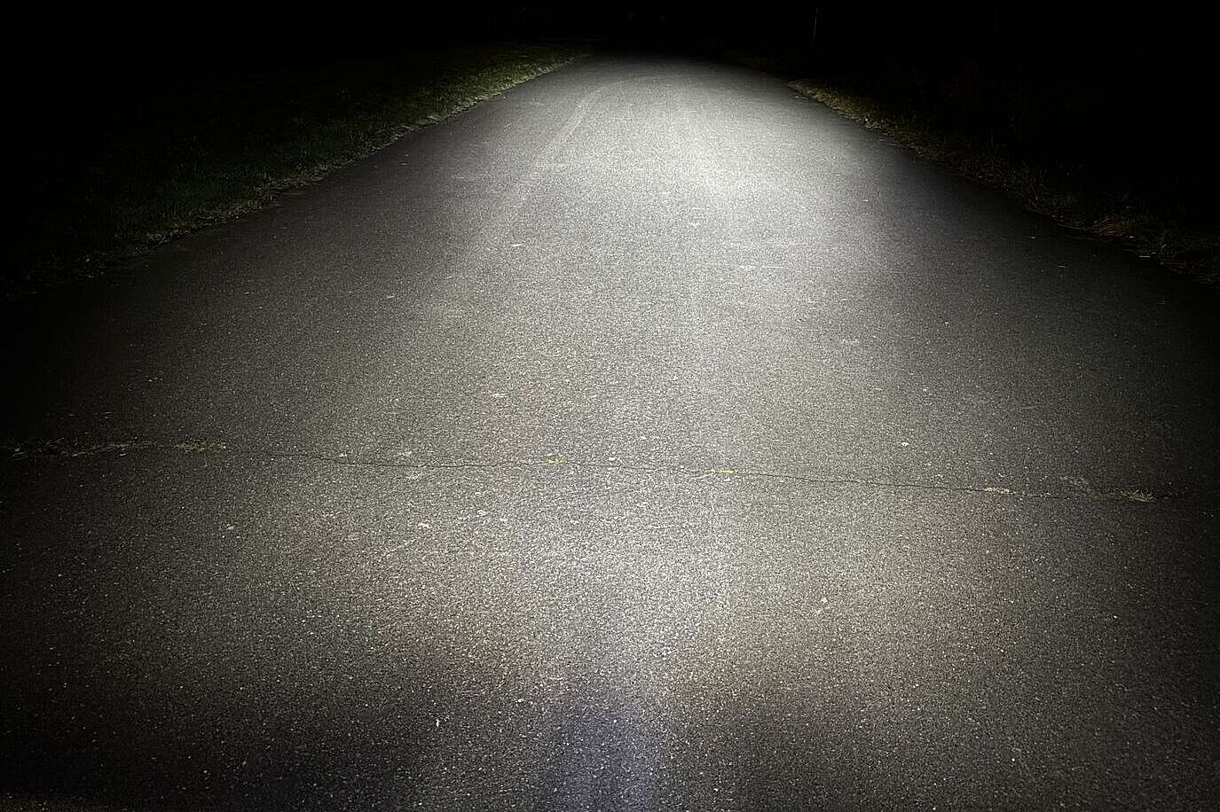 Der Lichtkegel des Busch+Müller-Scheinwerfers in der höchsten Stufe in dunkler Umgebung. 