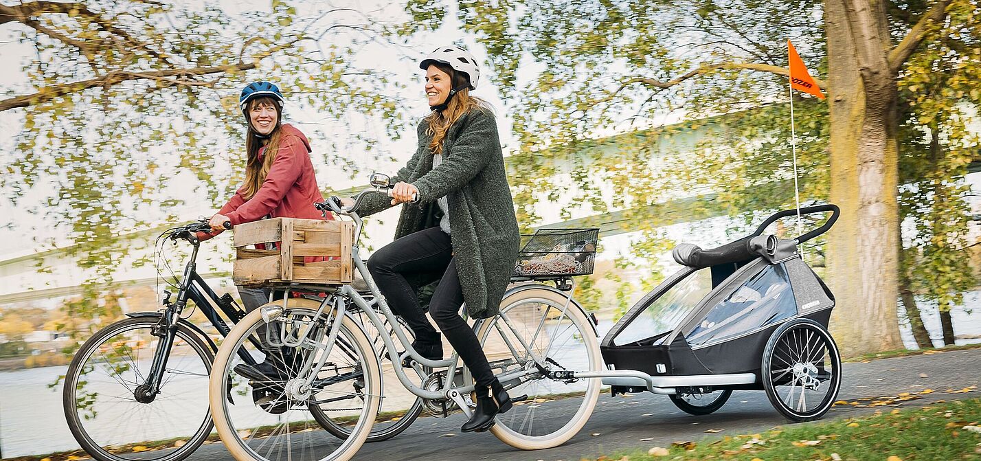 Für Kinder, für Lasten, für Hunde: Ein faltbarer Anhänger ist eine großartige Erweiterung der Möglichkeiten eines Fahrrads. Dieser lässt sich auch als Jogger nutzen ("Kid Keeke" von Croozer). Für Kinder, für Lasten, für Hunde: Ein faltbarer Anhänger ist eine großartige Erweiterung der Möglichkeiten eines Fahrrads. Dieser lässt sich auch als Jogger nutzen ("Kid Keeke" von Croozer).