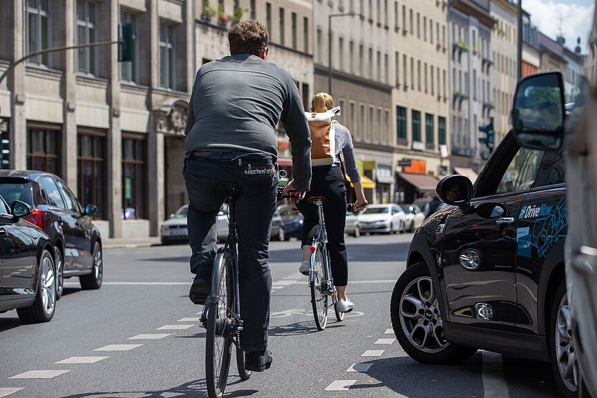 Rad- und Autoverkehr in der Stadt Rad- und Autoverkehr in der Stadt