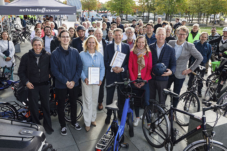 Parlamentarische Radtour 2026 Bundestagsvizepräsidentin Andrea Lindholz und Teilnehmende der Parlamentarischen Radtour.